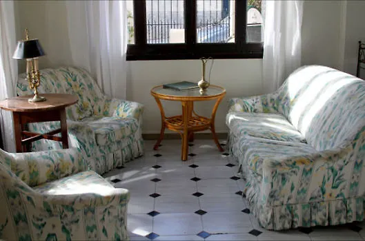מגאלוף La Mimosa Guesthouse מלון